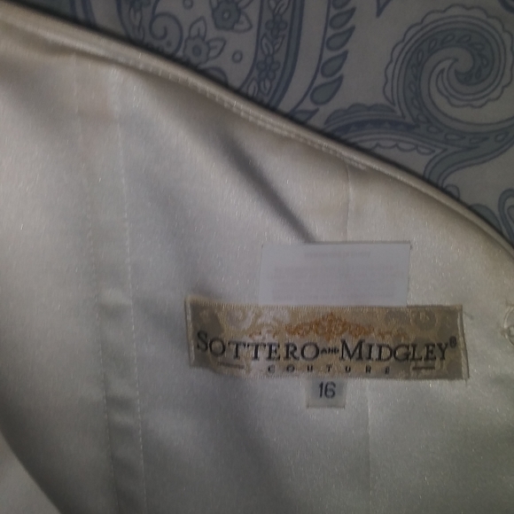 Wedding dress by Sotera Midgley - Picture 3 of 7